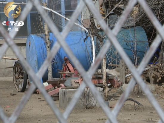 韩甸镇下辖的几个村子里，几乎家家都有大水桶。春耕时节，村民们以一桶水五六元钱的价格买来灌溉用水，然后用这样的大水桶拉到地里去浇。