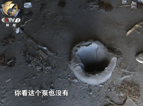 在008号井房记者看到，里面同样没有泵，看不到水，甚至井房已经变成厕所。