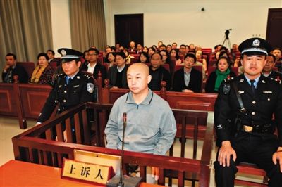 赵志红(前中)昨日在庭审现场。当日上午，内蒙古自治区高院二审开庭审理赵志红案。新华社发