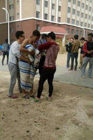 大学生“裹被”逃生