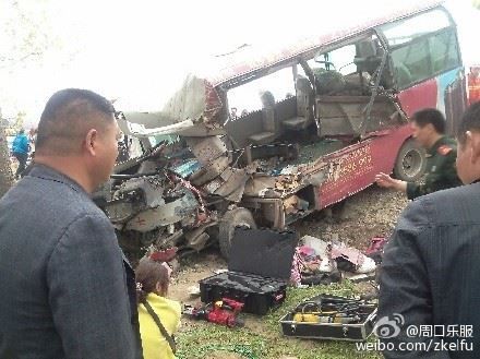 两车相撞后，严重变形