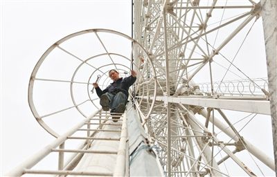 工作人员爬上摩天轮进行例行检查。新京报记者 浦峰 摄