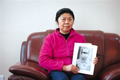 杨秋华展示父亲杨得志的照片。1937年，时任八路军115师343旅685团团长的杨得志参与平型关战役。新京报记者 侯少卿 摄