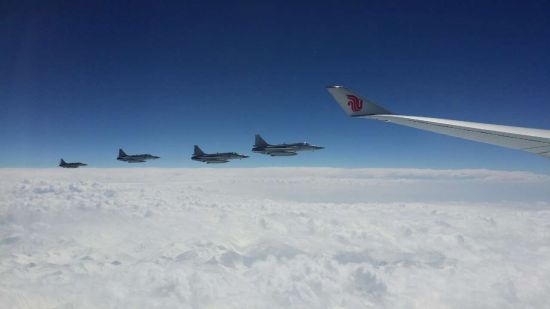 “枭龙”战机护航