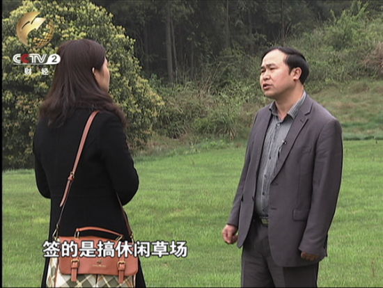 　独山县林业局的工作人员告诉记者 贵龙国际养生中心高尔夫球场在土地项目申报时是以建设休闲草场为名的