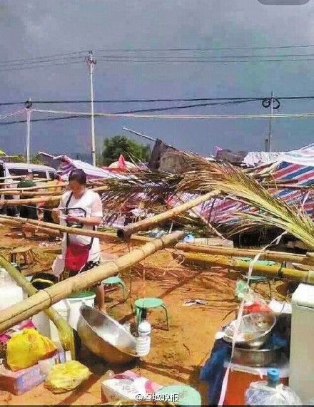 泼水节“赶摆”场地被暴雨袭击