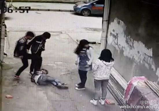 湖北一学生遭围殴被板砖拍头视频截图