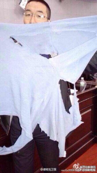 律师上衣被撕破