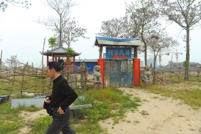 不可移动文物孙氏宗祠被拆后的工地上只搭了几块铁皮。