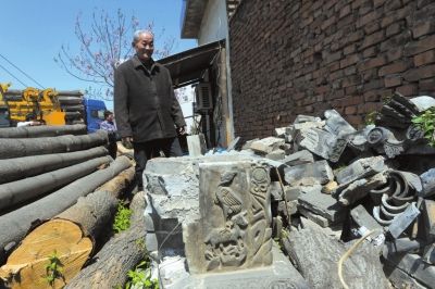 ▲王德魁故居被拆后，后人王白龄将一些房子构件保护起来。