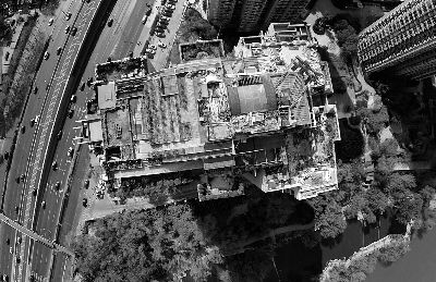 最牛违建疑似在拆除后又建假山和水池，去年8月拍摄的图片显示已拆除，昨天的照片显示又有复建痕迹