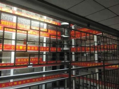 4月20日，教学楼内部。河北衡水二中教学楼装护栏被指全封闭如监狱。图/CFP