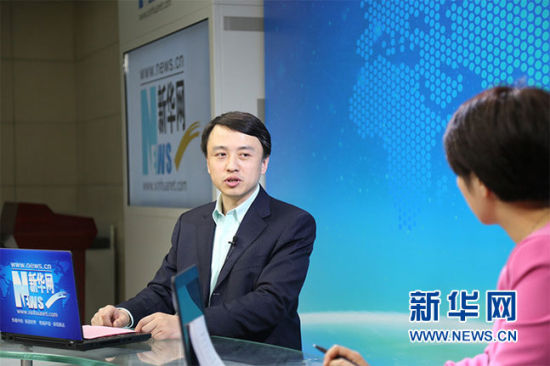 清华大学招生办主任于世洁做客新华网，图为访谈过程中。新华网夏添 摄