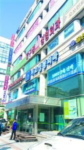 不足1000米的狎鸥亭整容一条街开有800多家整形医院 /晨报特派记者　李东华 