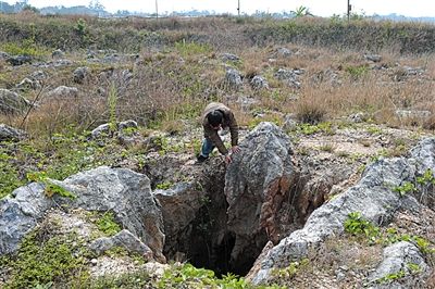 白沙镇石子坝村曹先生告诉记者，2012年，一次爆破后，他养螃蟹的池子出现一个大洞，2万苗螃蟹几乎全部逃走，损失10多万元。