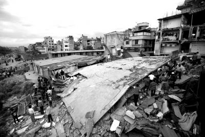 25日，尼泊尔首都加德满都，地震发生后，民众聚集在废墟上。图/CFP