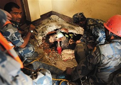 26日，加德满都，尼泊尔救援人员营救被困人员。