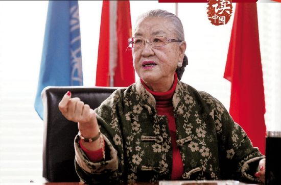 76岁的耿莹在接受法晚记者采访时涂着红指甲和唇膏，谈起话来神采奕奕 　　摄/法制晚报记者郭谦