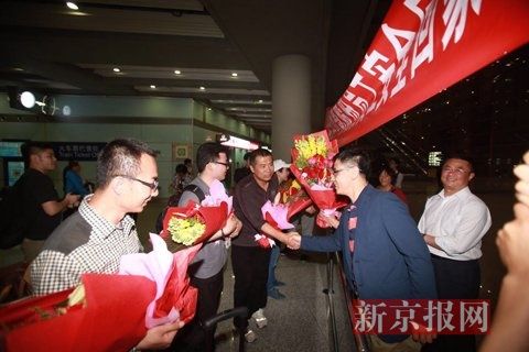 从成都乘坐CA1408航班返京旅客。 实习生 彭子洋 摄