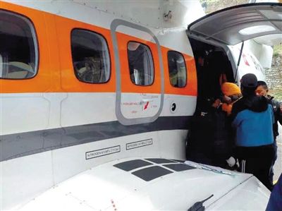 地震雪崩中受伤的中国登山者被转运。图/CFP