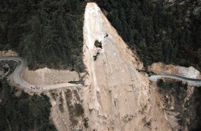 4月27日从空中拍摄的在地震中损毁的吉隆县吉隆镇通往尼泊尔的道路。新华社记者 刘坤 摄
