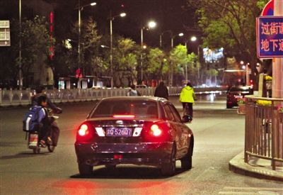 4月21日晚，顺义地铁站附近，图中黑色私家车使用“滴滴打车”抢单成功载客离开。经调查，该黑车注册打车软件所使用的车牌，属于首汽无障碍车队。新京报记者 何光 摄  