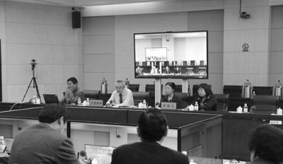      李树亭（正面衬衣者）在听证会上陈述申诉意见。图据山东高院官微