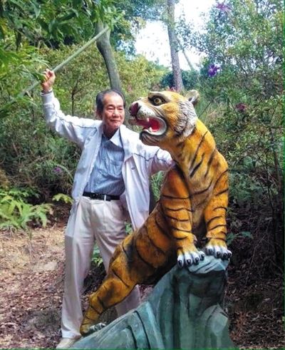 2015年1月10日，区少坤到广东肇庆九龙湖游玩，拍摄打虎图，区多次在微博上发布这种照片，表示“我爱囯，才会行动，我在乎你，才去监督。”