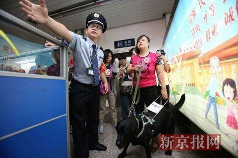 地铁工作人员帮助陈燕乘坐地铁