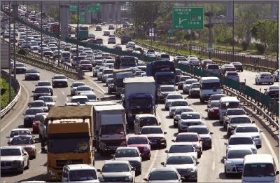 昨天下午5时，北五环箭亭桥，受G6、G7高速车多影响，拥堵严重。 京华时报记者 王海欣 摄