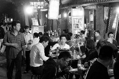 昨日21时许，虎坊桥腊竹胡同里每家烧烤店前几乎都门庭若市摄/记者 刘畅