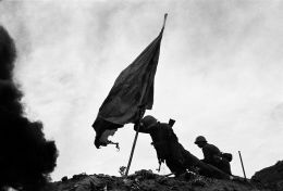 就是这张“插旗”照片在网络走红。