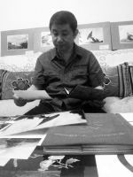 复员30多年来，每有闲暇，赵利滨总要拿出当年从军时的影集，回忆那段激情燃烧的岁月。