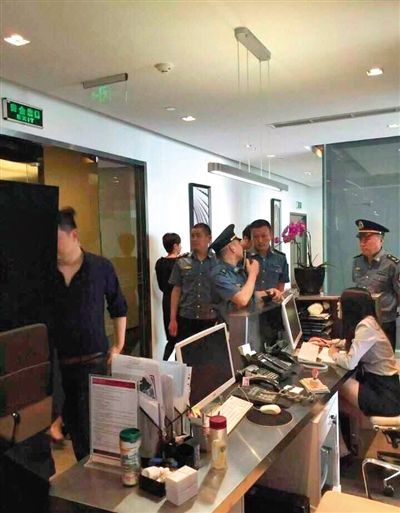 昨日下午，成都市交委相关负责人证实，成都市交委、公安、工商等部门对Uber成都分公司进行了工作调查。多名成都Uber专车司机称，目前Uber软件仍能使用。微博截图