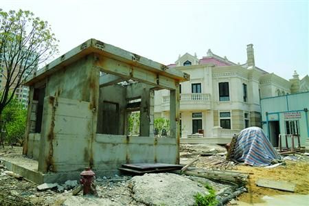 昨日一早，记者在三林“豪宅”门前看到，工人已开始拆部分建筑物。