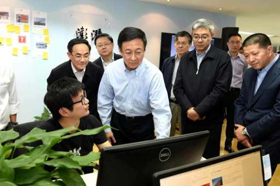 韩正调研上海新闻宣传系统新媒体发展情况(摄影：陈正宝)