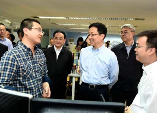 韩正调研上海新闻宣传系统新媒体发展情况(摄影：陈正宝)