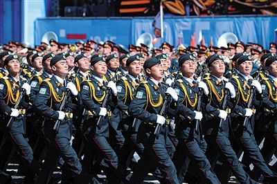 7日，在俄罗斯首都莫斯科，蒙古国武装部队方阵在彩排中列队前进。 新华社记者 戴天放 摄