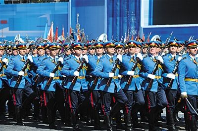 7日，在俄罗斯首都莫斯科，塞尔维亚武装力量仪仗队在彩排中列队前进。新华社记者 戴天放 摄