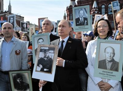 昨日，在莫斯科举行的“不朽军团”大游行中，俄罗斯总统普京举着他参加了二战的父亲照片参加游行。