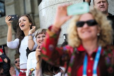 俄罗斯民众在红场阅兵现场拍照留影。