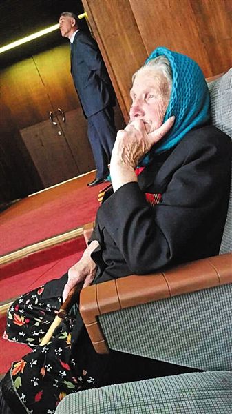 93岁老兵玛利亚希望政府本着尊重死者的态度，送德军尸骸回家。新京报记者 崔木杨 摄