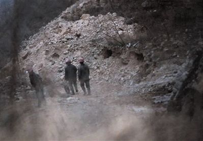 3月26日，平谷金海湖镇将军关村金山，私采金矿的工人推着独轮车从矿洞中走出。