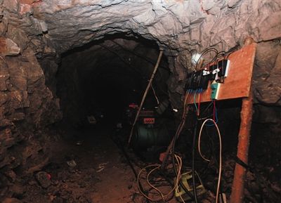 3月26日，平谷金海湖镇将军关村，金山矿洞内现完整的发电、抽水设备。