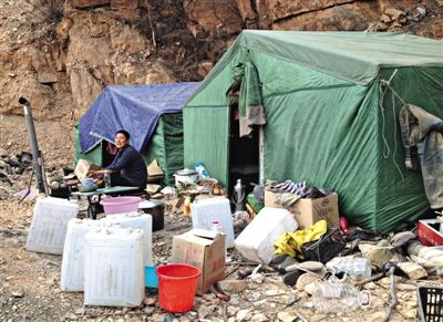 3月26日，平谷金海湖镇将军关村，金山一矿洞口，采金工人们搭起帐篷，宿营。