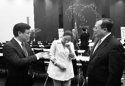 中国受助者（中）向外交部官员表示感谢，激动落泪 摄/郭涛