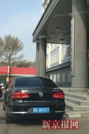 举报信称，图示黑色迈腾涉嫌套假牌。知情人供图