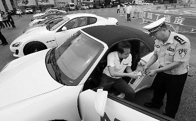 交警给车主发放拒绝飙车宣传单摄/记者 杨益