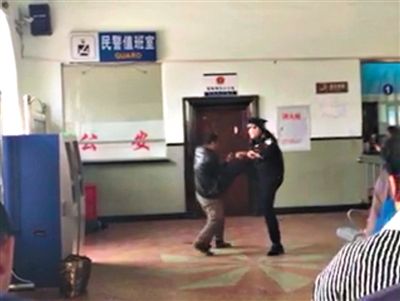 当地公布了5月2日发生在庆安火车站枪击案的部分现场视频。视频截图