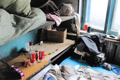 徐纯合租住的房子杂乱不堪，床头、窗台的空酒瓶非常显眼。